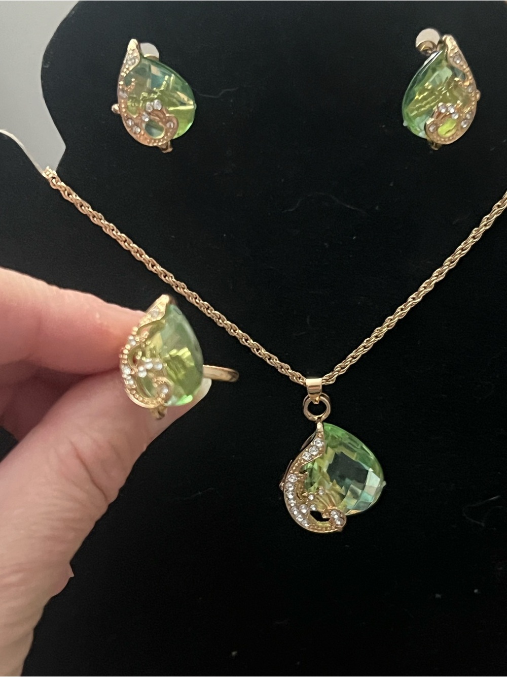 Green Crystal Teardrop 4 Pc Jewelry Set Necklace Ring Earrings Gold Tone